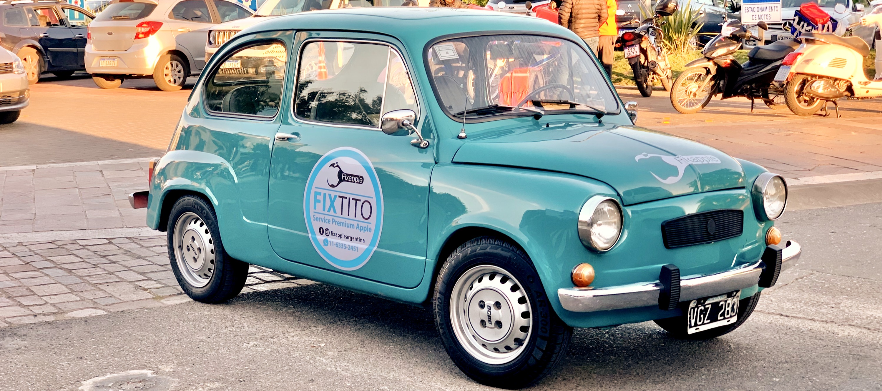 El Fixtito, un Fiat 600 turquesa con el logo de Fixapple