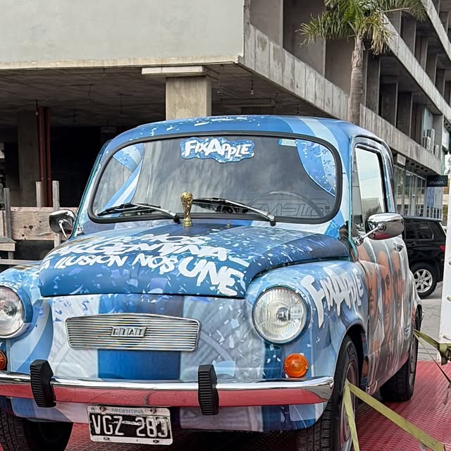 La Fitoneta: el mismo Fiat 600 pintado de celeste y blanco, con la frase Ilusión nos une y una réplica de la Copa del Mundo en el capó