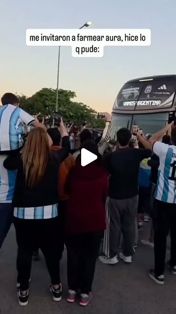 Reel: hinchas recibiendo al micro de la Selección