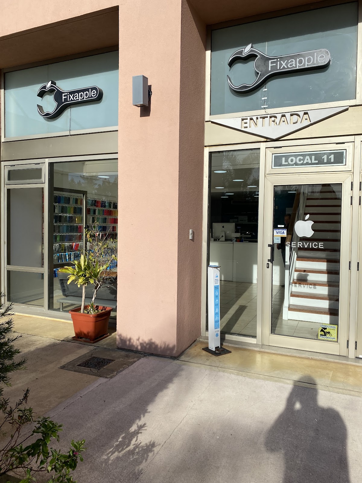 Fachada de Fixapple Nordelta, Local 11, con el cartel de la manzana-llave