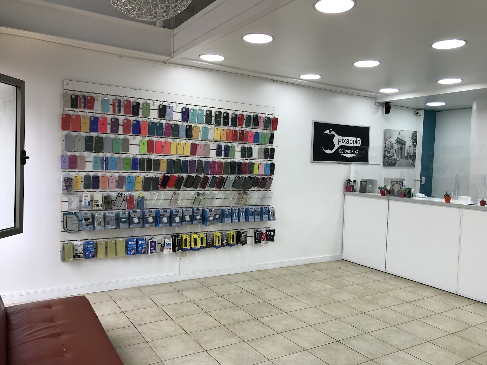 Pared de fundas de colores en Fixapple Nordelta