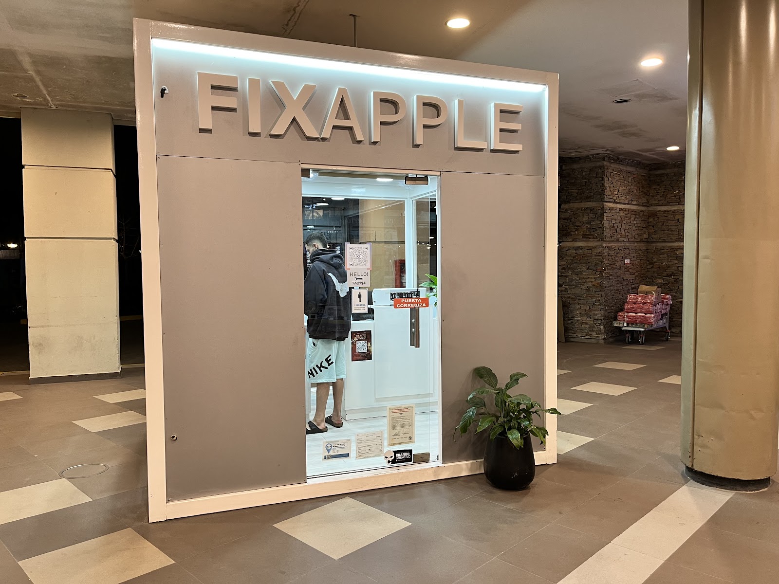 Local de Fixapple en el Shopping Remeros Plaza