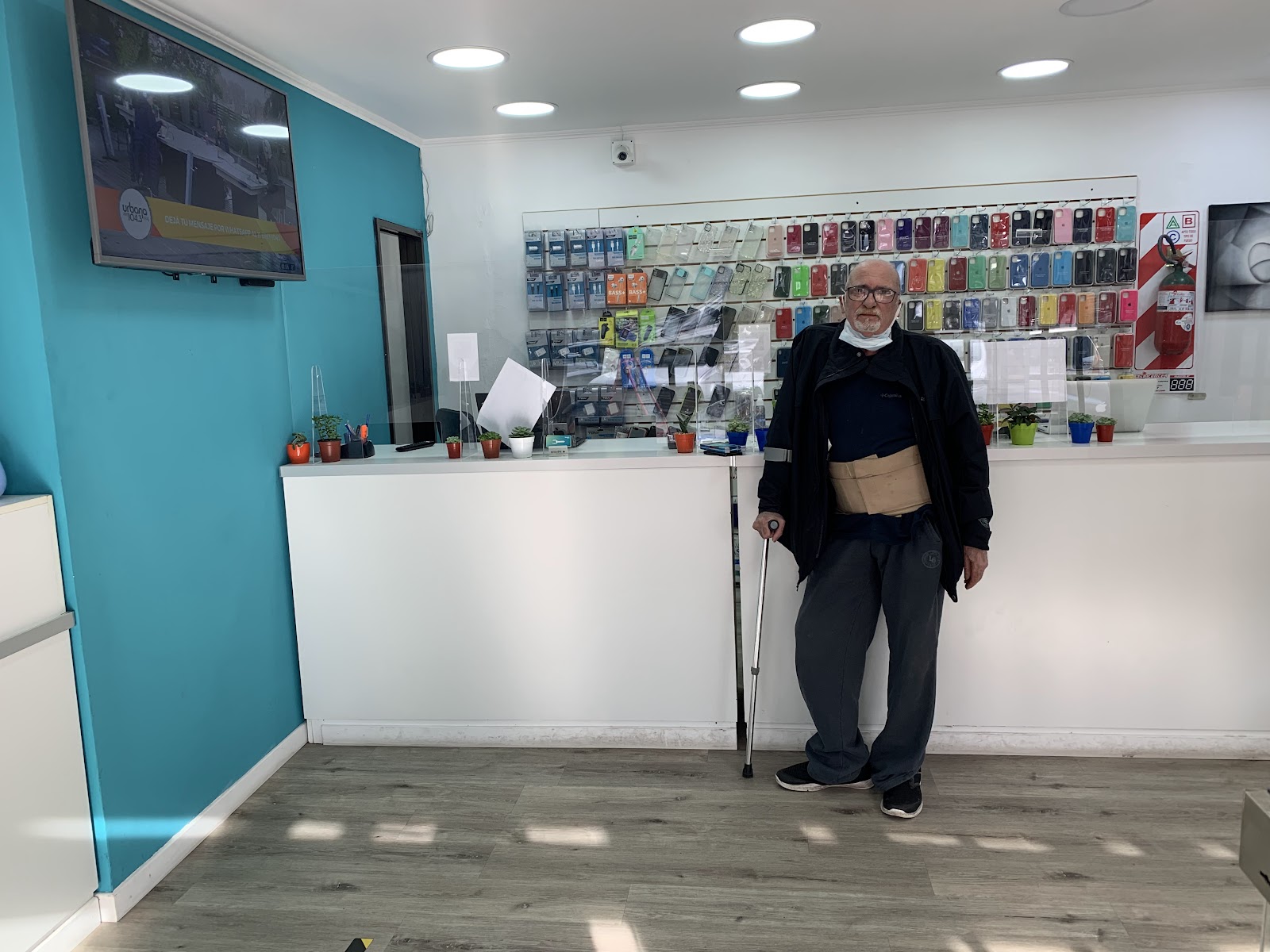 Mostrador de Fixapple San Isidro, con la pared turquesa y el exhibidor de fundas